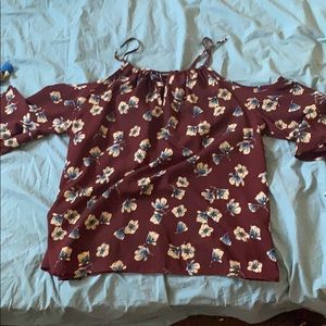 Blouse with shoulders open flowery